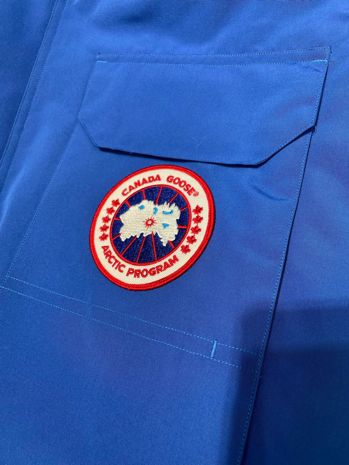 P910 special version 🌟 🇨🇦CANADA GOOES 24 new models 08 models/couple models Factory direct supply: supplying global purchasing agents, micro-business, entities, Tmall, high-end stalls and studio cooperation, free shipping! Canada Goose Expedition Parka 2008 is the same style for men and women. It is mid-length and the most timeless classic. All Arctic and Antarctic scientific expedition teams choose Canada Goose as their cold-proof equipment. It is the Rolls-Royce of down jackets. ➖ Industry-leading anti-counterfeiting chip sensing. ➖ Imported Behringer embroidery machines and customized embroidery labels, the highest level and industry leading. ➖ Imported Korean 21-count polyester-cotton blended original fabric, TC85 waterproof coated fabric, water-repellent, windproof and wear-resistant. ➖ The new national standard 80 white duck down is filled with an average of 520 grams of down. The amount of down filled is industry-leading. ➖ 100% nylon lining with double double-layer sealing design to prevent velvet running, and seamless thread design on the cuffs! ➖ Western Canadian Green Wolf Collar. ➖ Yoshida YKK provides original factory-customized electroplated sliders. YKK two-way lockable zippers are tight and smooth and do not peel off paint. ➖ 3M composite Velcro is durable and the accessories and hardware are all custom-made. Note: Our copywriting is only simple and clear. Instead of bragging about the copywriting, it is better to compare and understand with samples. Only for the purest goose, the most dedicated, the most professional, the highest quality, the highest cost performance!  Size:XS-XXL